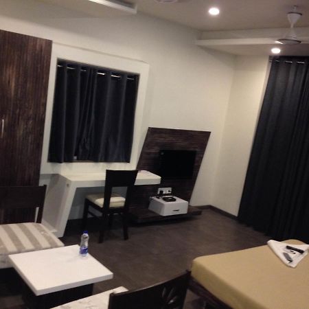 Hotel Vrinda Latur Екстер'єр фото