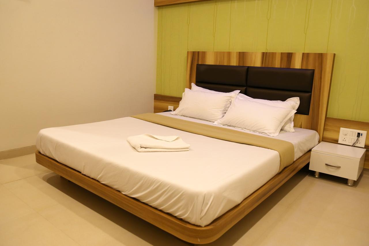 Hotel Vrinda Latur Екстер'єр фото