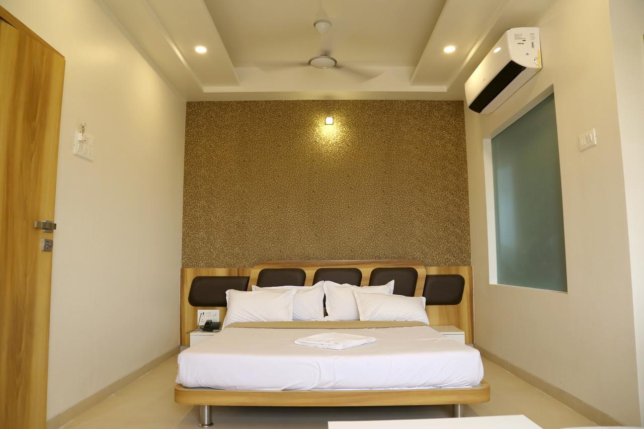 Hotel Vrinda Latur Екстер'єр фото