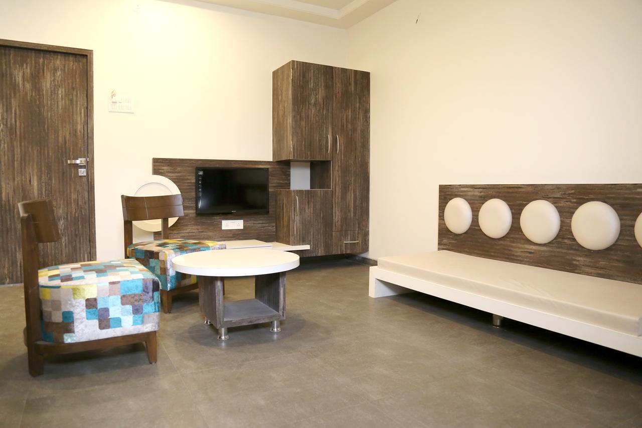 Hotel Vrinda Latur Екстер'єр фото