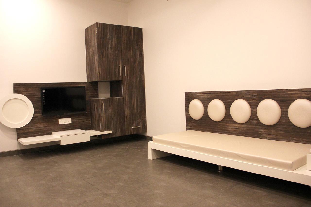 Hotel Vrinda Latur Екстер'єр фото