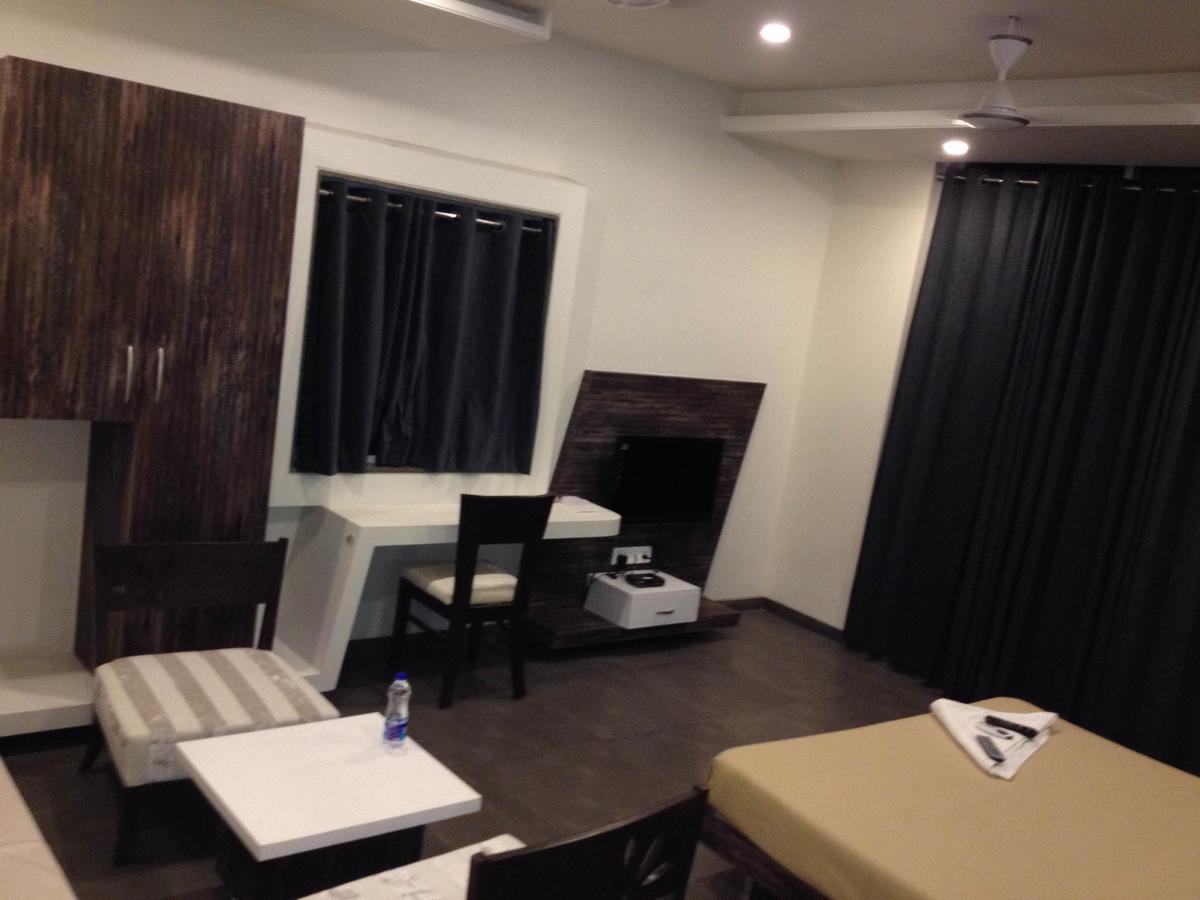 Hotel Vrinda Latur Екстер'єр фото