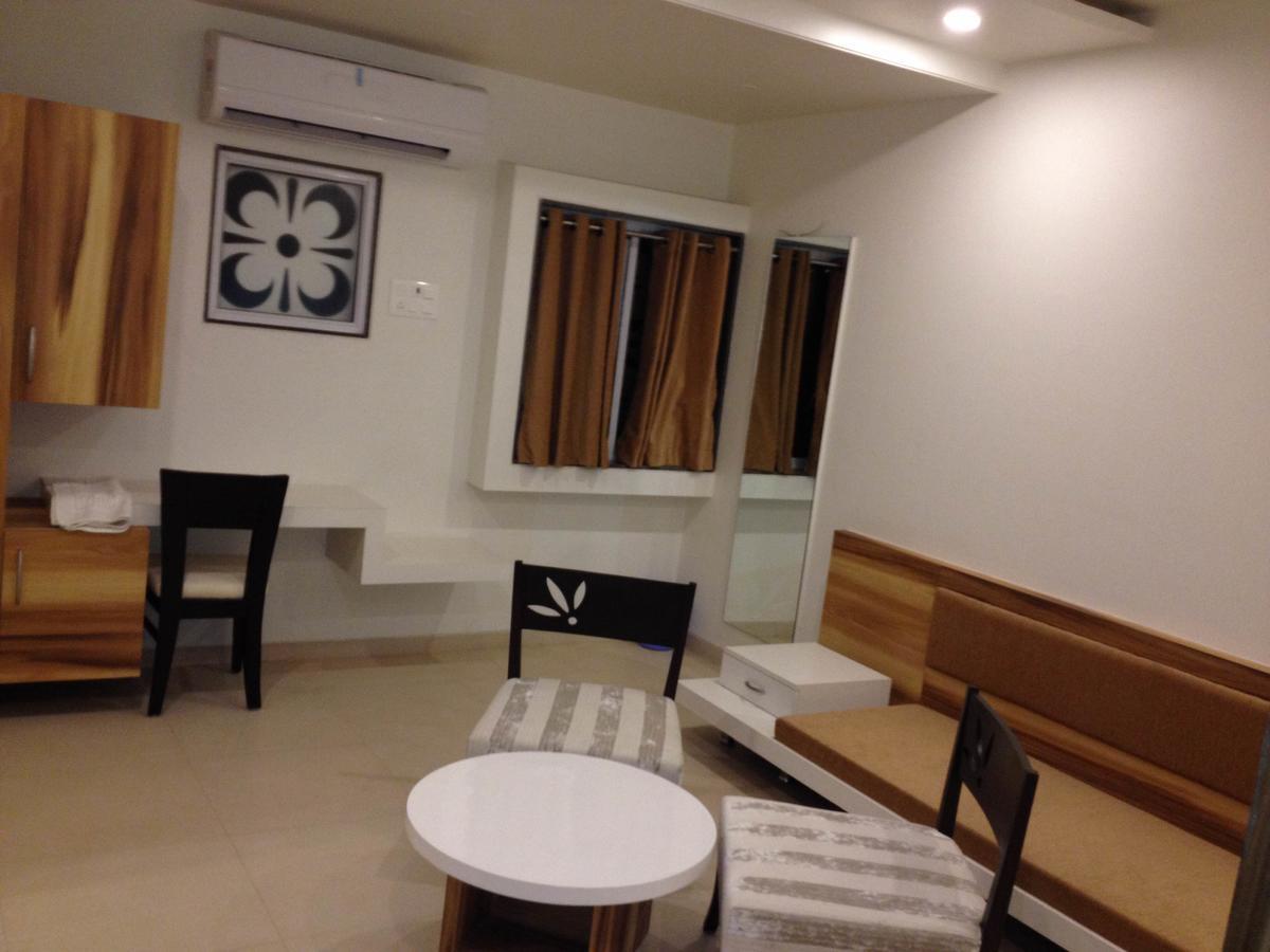 Hotel Vrinda Latur Екстер'єр фото