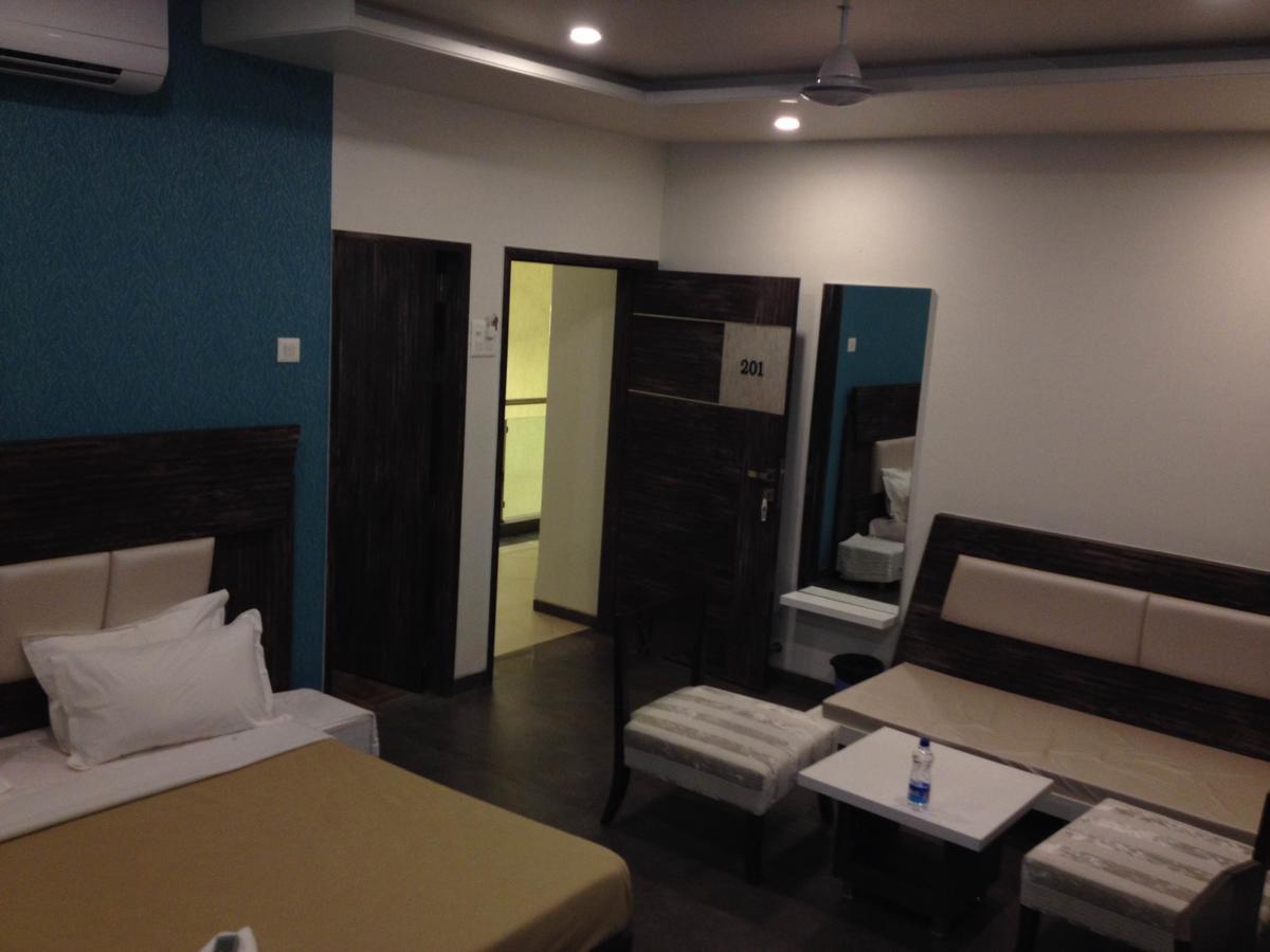 Hotel Vrinda Latur Екстер'єр фото
