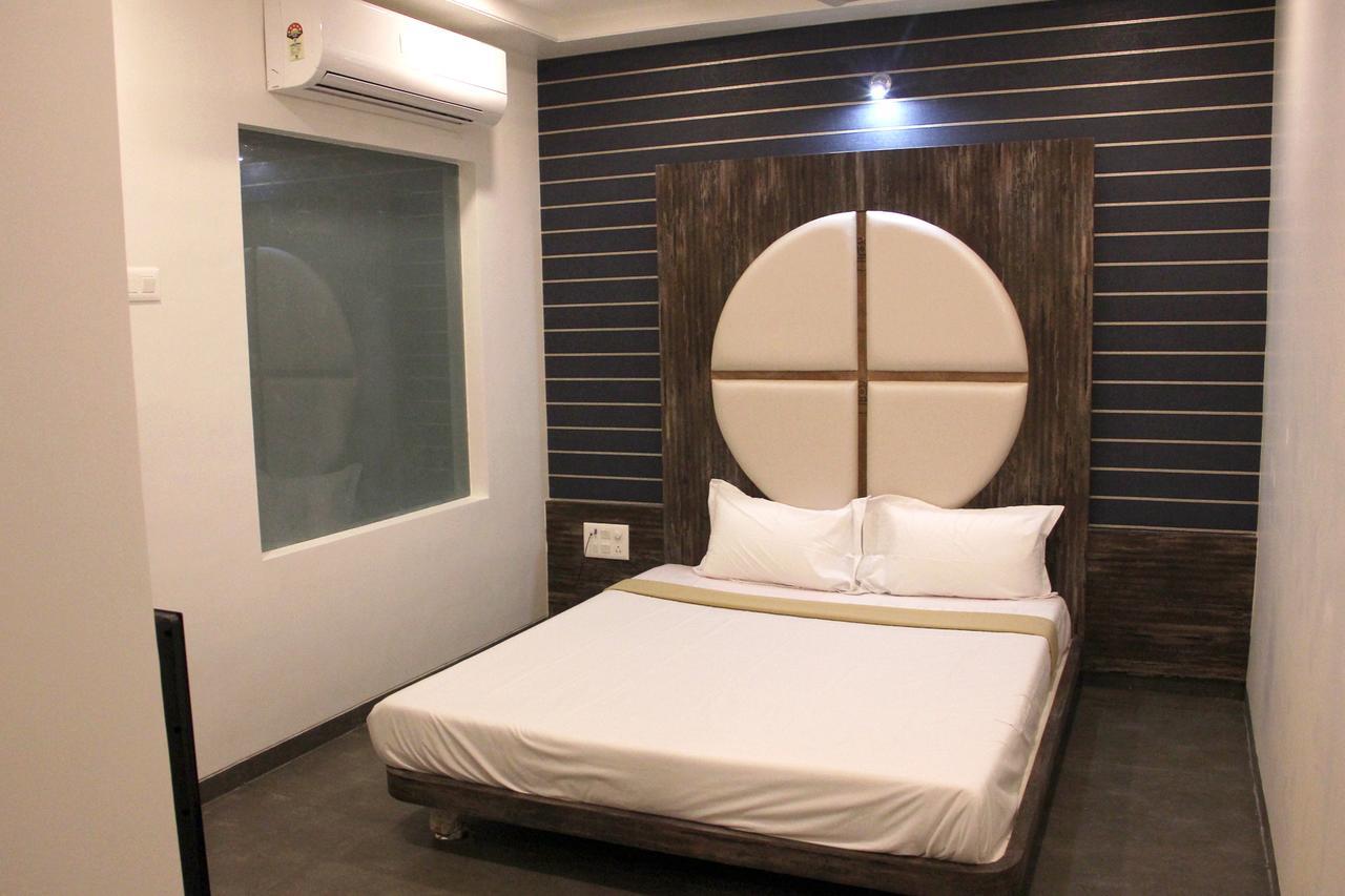 Hotel Vrinda Latur Екстер'єр фото